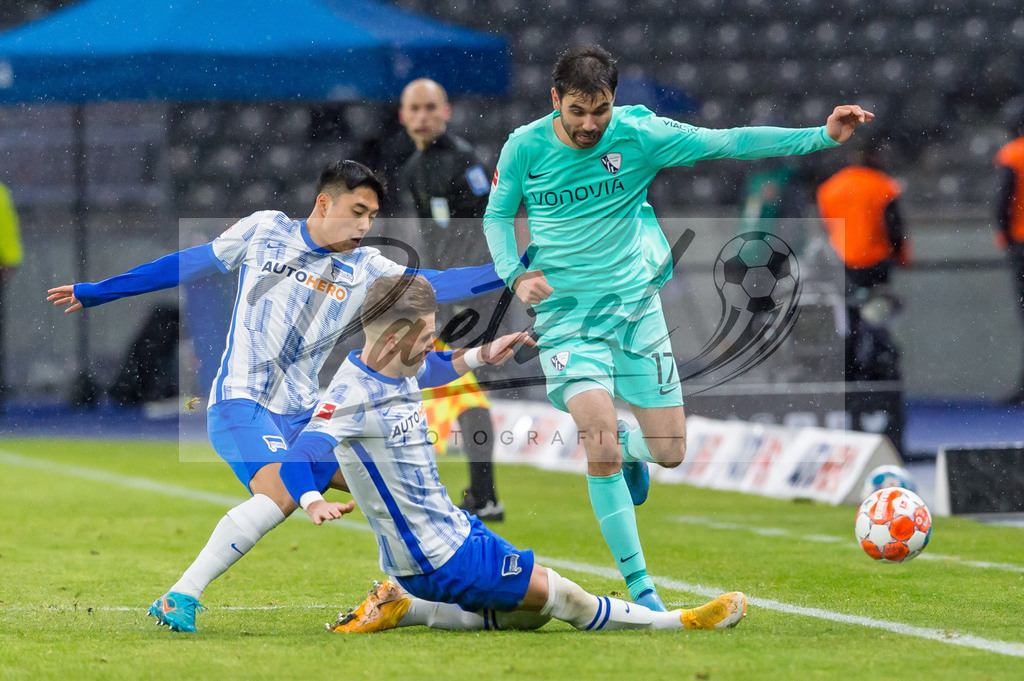 HERBOC20220204_049 | Fussball, Herren: Dong-jun Lee (Hertha BSC), Peter Pekarik (Hertha BSC) und Gerrit Holtmann (VfL Bochum) im Zweikampf bei dem Spiel der 1. Bundesliga zwischen Hertha BSC und VfL Bochum im Olypiastadion am 04.02.2022 in Berlin, Deutschland.DFB / DFL REGULATIONS PROHIBIT ANY USE OF PHOTOGRAPHS AS IMAGE SEQUENCES AND/OR QUASI-VIDEO. - Realisiert mit Pictrs.com