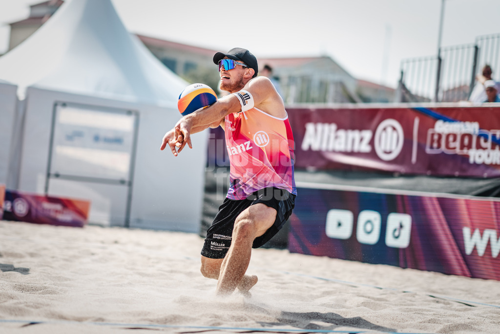 Beachvolleyball | Männer | Allianz German Beach Tour 2024 | Tourstop Kühlungsborn 2 | 15.08.2024 | Richard Peemüller nimmt den Ball an