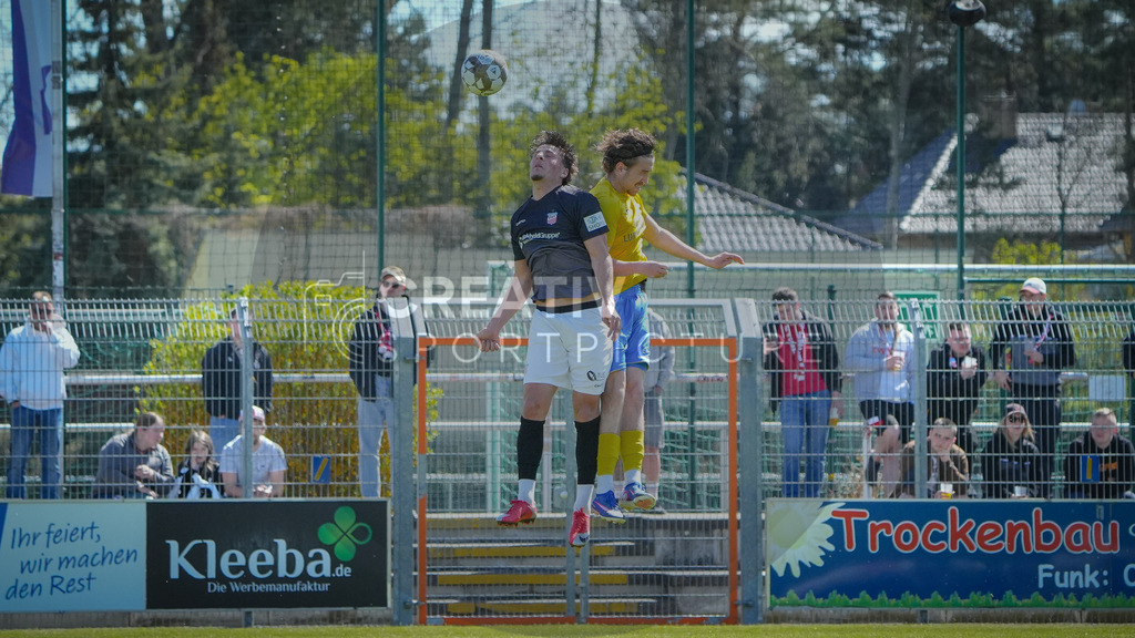 FFußball, Herren, Saison 2025/2026, Regionalliga Nordost, 31. Spieltag, FSV 63 Luckenwalde vs. FSV Zwickau, Sonntag 26.04.2026, Werner-Seelenbinder-Stadion Luckenwalde | Fußball, Herren, Saison 2025/2026, Regionalliga Nordost, 31. Spieltag, FSV 63 Luckenwalde vs. FSV Zwickau, Sonntag 26.04.2026, Werner-Seelenbinder-Stadion Luckenwalde, Im Bild: Veron Dobruna (l. Zwickau) und Sofiene Jannene (r. Luckenwalde) - Realisiert mit Pictrs.com