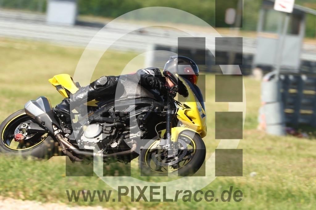 0031-20250620_10347 | Schöne Erinnerungen an spannende Momente - das festzuhalten ist unser Job. PIXELrace.de ist seit 2003 auf den Rennstrecken Europas unterwegs um die Action draußen beim Fahren und die wunderbare Stimmung imm Fahrerlager für euch einzufangen.