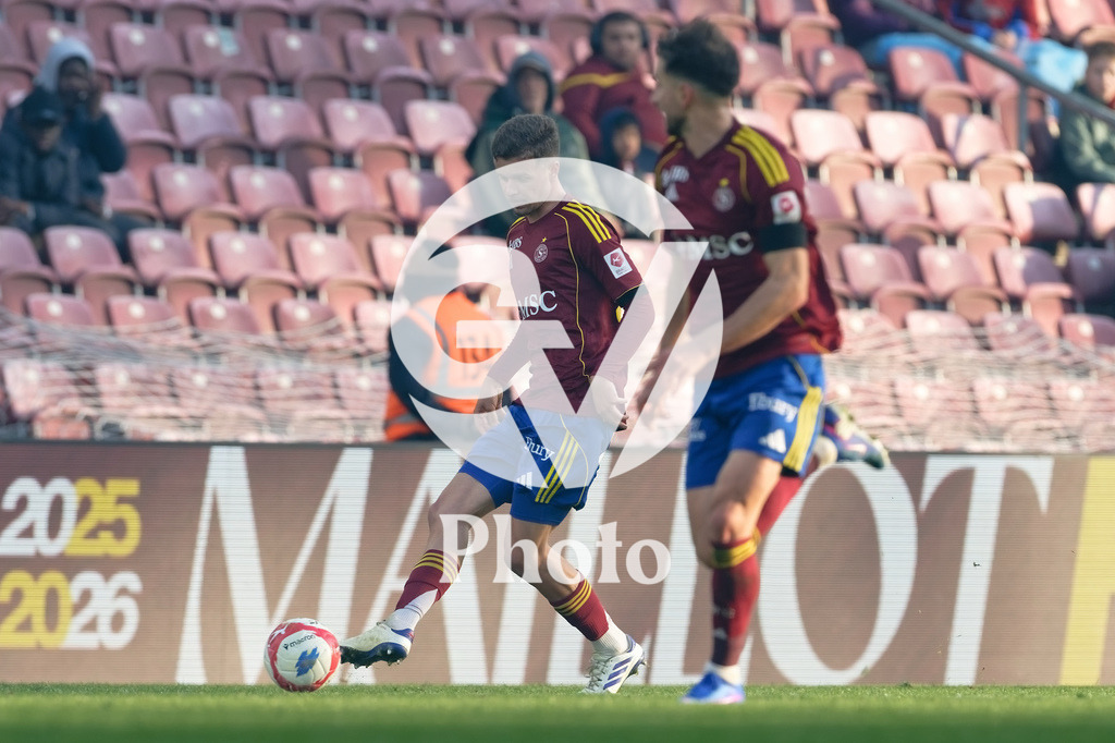 Brack Super League - Servette FC v FC Zurich | Teo Alix (34 Servette FC) passes the ball to Miroslav Stevanovic (9 Servette FC)  during the Brack Super League match between Servette FC and FC Zurich at Stade de Geneve in Geneva, Switzerland