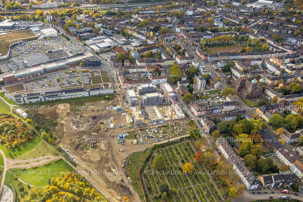 Essen251003303Mitte | Luftbild, Baustelle mit Neubau am Husmannshof für Neubaukomplex, McDreams Hotel Essen-City und Aldi Supermarkt, hinten Kronenberg Center Einkaufszentrum mit Kaufland Supermarkt und Parkplätzen, Gründach, Westviertel, Essen, Ruhrgebiet, Nordrhein-Westfalen, Deutschland