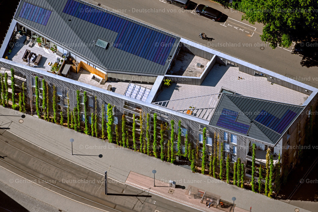 4033637 | FREIBURG IM BREISGAU 30.06.2020 Gebäude eines Mehrfamilien- Wohnhauses mit begrünter Fassade am Paula-Modersohn-Platz in Freiburg im Breisgau im Bundesland Baden-Württemberg, Deutschland. // Building of a multi-family residential building with begruenter Fassade on place Paula-Modersohn-Platz in Freiburg im Breisgau in the state Baden-Wuerttemberg, Germany. Foto: Gerhard Launer