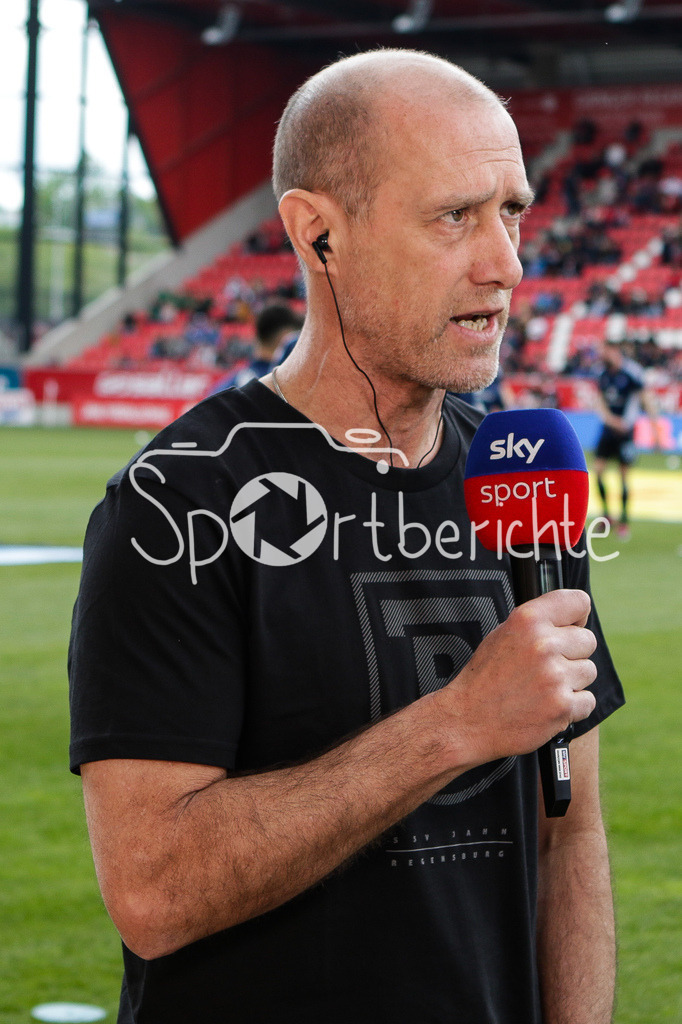 SSV Jahn Regensburg - Hamburger SV | Neuer SSV Trainer Joe ENOCHS vor der Partie bei SKY am Mikrofon / Interview / DFL REGULATIONS PROHIBIT ANY USE OF PHOTOGRAPHS AS IMAGE SEQUENCES AND/OR QUASI-VIDEO