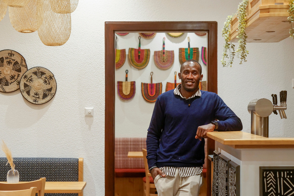 Restaurant | Kornwestheim - Ein ehemaliger Bewohner einer Flüchtlingsunterkunft eröffnet Ende Oktober ein Restaurant in Kornwestheim mit afrikanisch-europäischer Küche. Im Bild: Hiacindhe Ambassa Okala aus Kamerun - Realisiert mit Pictrs.com