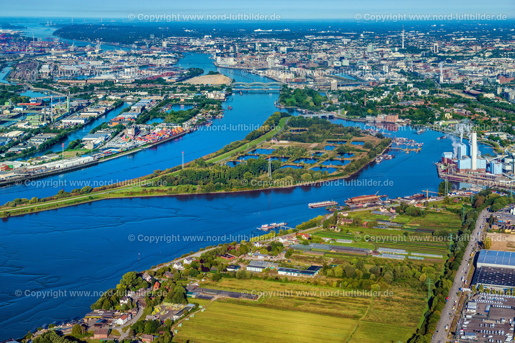 Hamburg_Kaltehofe_Elbinsel_ELS_3513220922 | HAMBURG 22.09.2022 Industrie- Denkmal der stillgelegten technischen Anlagen und Produktionshallen des Geländes der "Wasserkunst Elbinsel Kaltehofe" an derk Billwerder Bucht an der Straße Kaltehofe-Hauptdeich in Hamburg, Deutschland. Weiterführende Informationen bei: HPA Hamburg Port Authority,  Stiftung Wasserkunst Elbinsel Kaltehofe. // Industrial monument of the technical plants and production halls of the premises of "Wasserkunst Elbinsel Kaltehofe" at the barrage Billwerder Bucht on street Kaltehofe-Hauptdeich in Hamburg, Germany. Further information at: HPA Hamburg Port Authority,  Stiftung Wasserkunst Elbinsel Kaltehofe. Foto: Martin Elsen