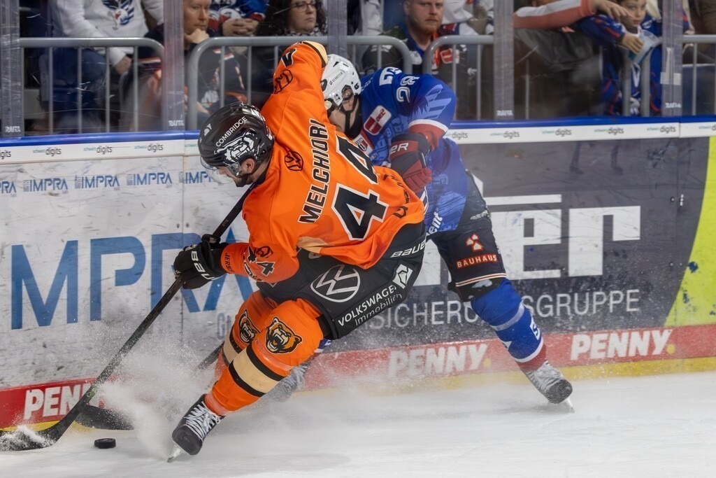 DEL, Deutsche Eishockey Liga Saison 2025/26, 19. Spieltag: Adler Mannheim gegen Grizzlys Wolfsburg | DEL, Deutsche Eishockey Liga Saison 2025/26, 19. Spieltag: Adler Mannheim gegen Grizzlys Wolfsburg***Bild: Julian Melchiori (44, Wolfsburg) und Alexander Ehl (28, Mannheim) - Realisiert mit Pictrs.com