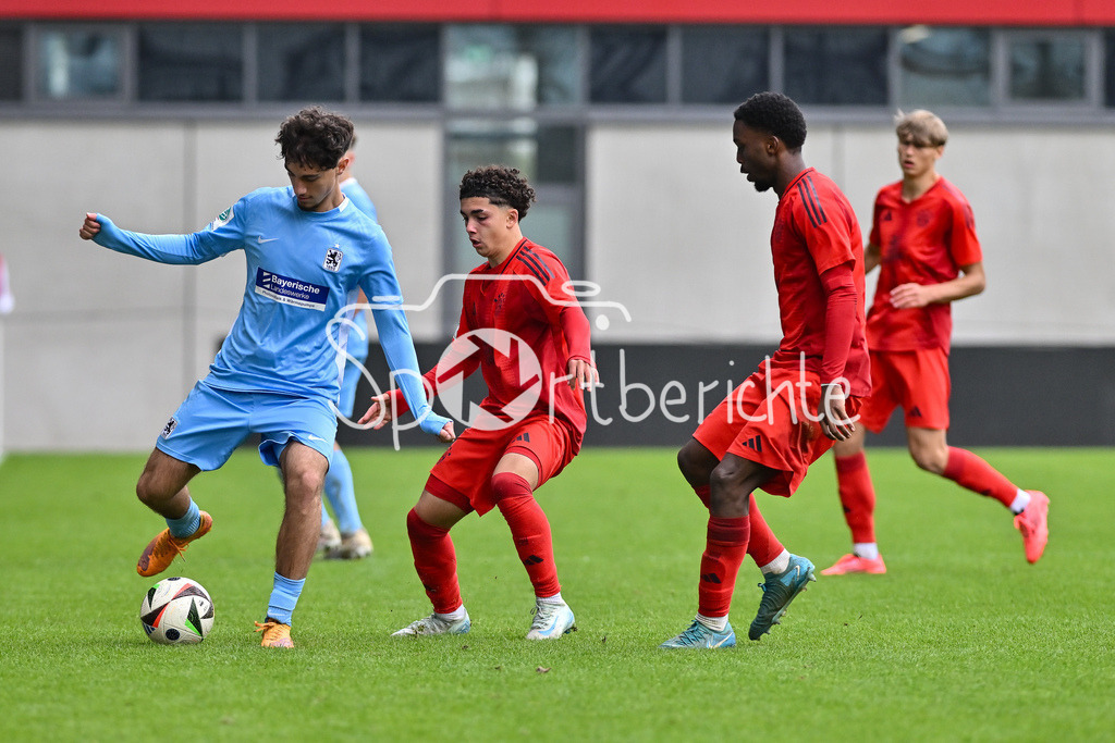 FC Bayern München U19 - TSV 1860 München U19 | im Duell Emre DURSUN (TSV 1860 Muenchen U19 #10) und Jussef NASRAWE (FCB #10) / Zweikampf  / U19 DFB Nachwuchsliga: FC Bayern Muenchen U19 - TSV 1860 Muenchen U19, FC Bayern Campus am 02.11.2024