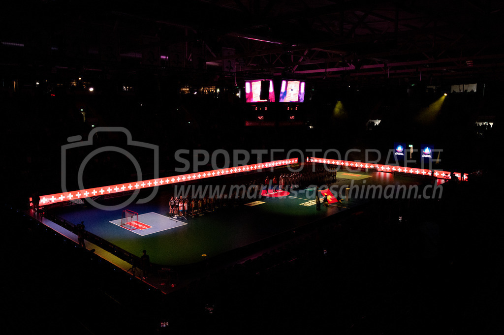 Piranha Chur vs Kloten-Dietlikon Jets - 23. April 2022 | Piranha Chur vs Kloten-Dietlikon Jets
Stimo Arena, Kloten
Während der Nationalhymne.
Bild: Sportfotografie Markus Aeschimann | www.markus-aeschimann.ch - Realisiert mit Pictrs.com