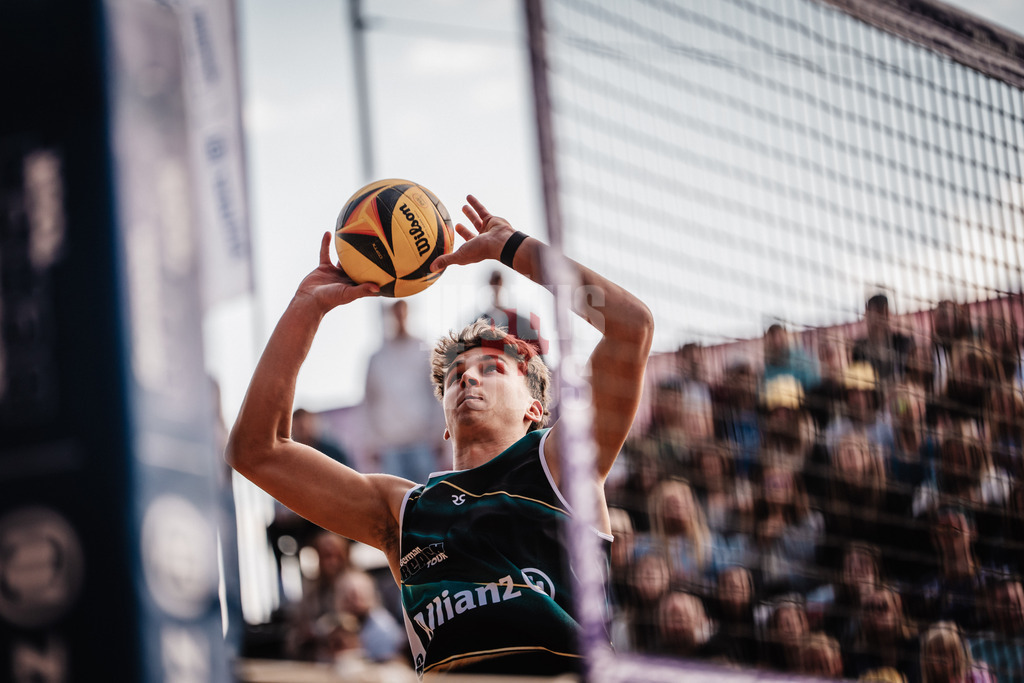 Beachvolleyball | Männer | Allianz German Beach Tour 2025 | Tourstop Düsseldorf | 17.05.2025 | Zuspiel von Kristians Fokerots