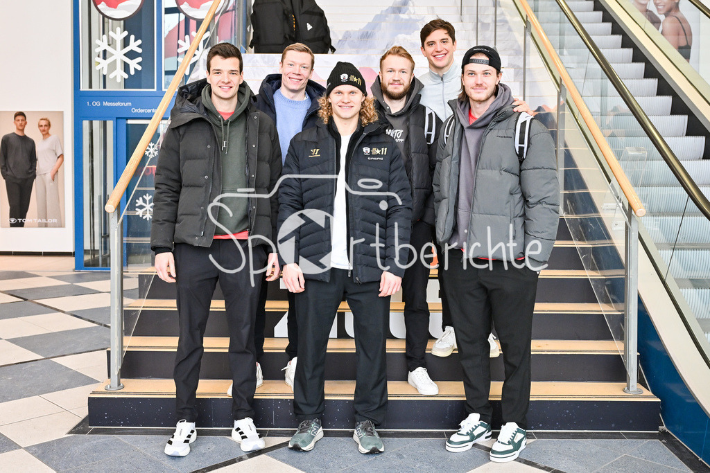 Einkleidung Team D Milano Cortina 2026 | Munich, GERMANY - 12. JANUARY: im Bild die Olympiateilnehmer der Eisbären Berlin - v. l. Kai WISSMANN, Jonas MÜLLER, Korbinian GEIBEL, Eric MIK, Frederik TIFFELS und Jonas STETTMER bei der Einkleidung des Teams D am 12.01.2026 in der MTC world of fashion in München