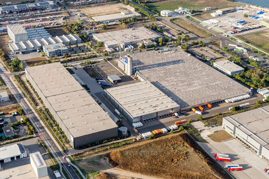Luftbild: Gebäudekomplex und Logistikzentrum auf dem Gelände des Büromöbelherstellers Kinnarps GmbH in Worms im Bundesland Rheinland-Pfalz in Deutschland. Foto: IMG_084389.jpg vom 02.09.2015 durch Werner Riehm/FLY-FOTO.de