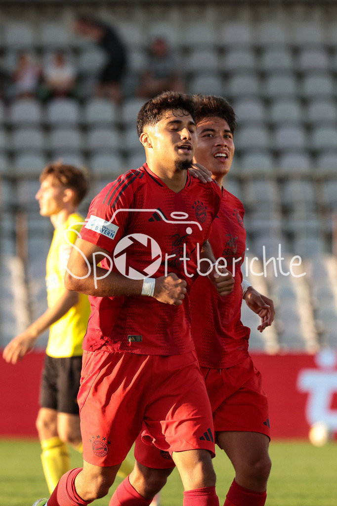 FC Bayern Amateure - SpVgg Bayreuth | Jubel nach dem Treffer zum 3-1 fuer die Bayern Amateure duch Emirhan DEMIRCAN (FCB #11) / Freude / Tor / Torschuetze