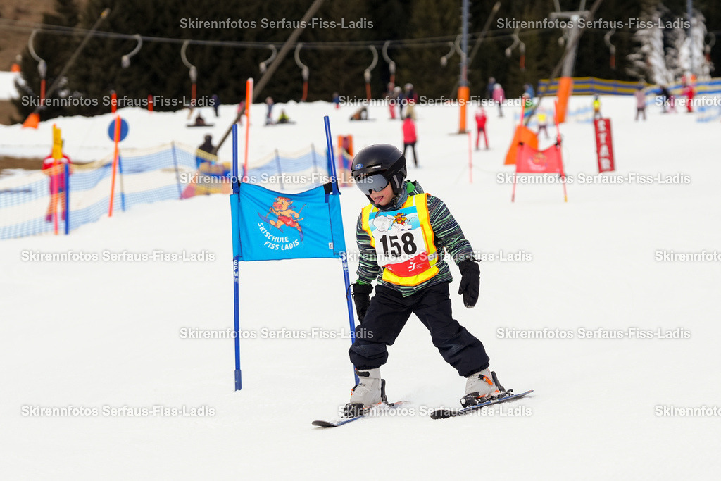 SRF_02.01.2026_0155 | Skirennfotos,Serfaus,Fiss,Ladis,Kinderskirennen,Winter,Tirol,Oberland,skirace,SFL,feelfree,weil wir's genießen,ski,Ski,skifahren,Sonnenplateau, - Realisiert mit Pictrs.com