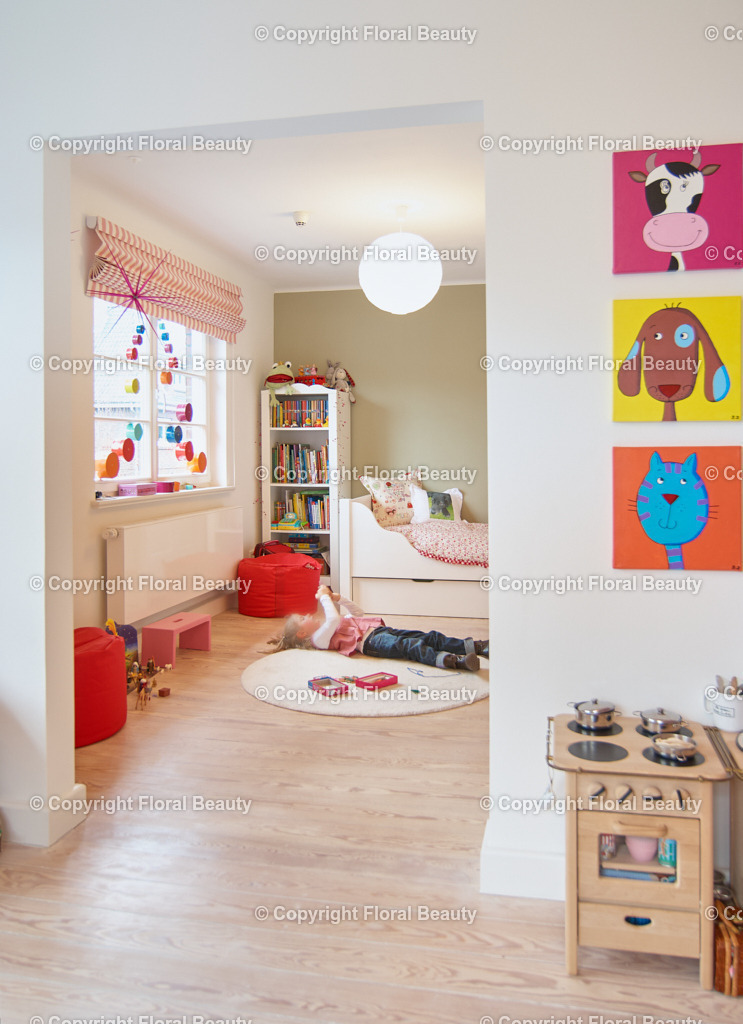 Kinderzimmer | Kind spielt auf Teppich im Kinderzimmer - Realisiert mit Pictrs.com