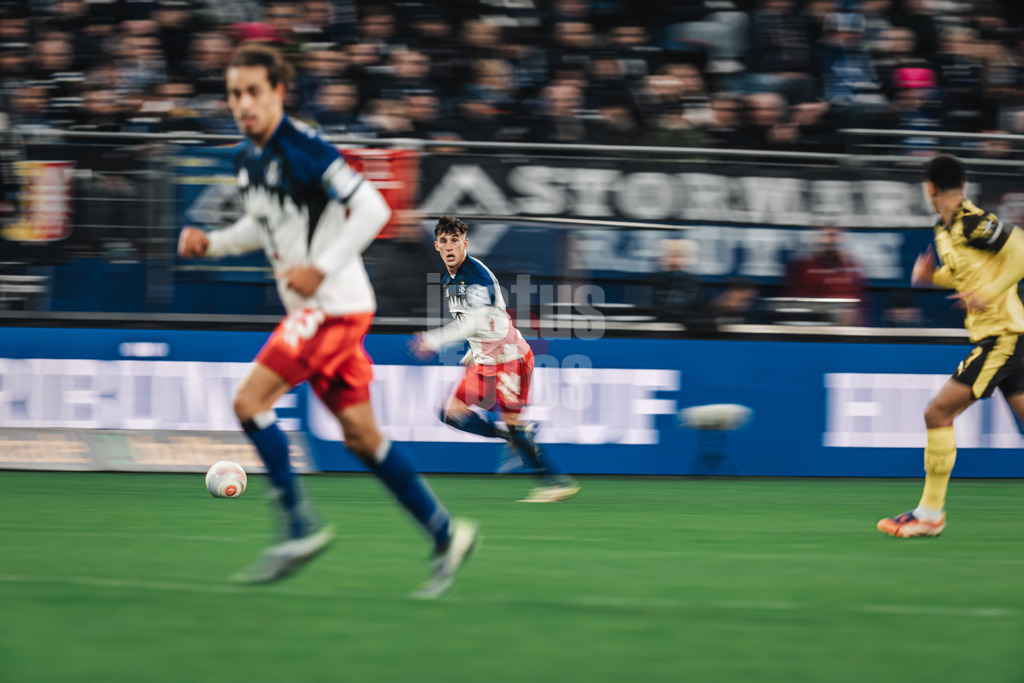 Fußball | Männer | Saison 2025/2026 | 1. Fußball-Bundesliga | 10. Spieltag | Hamburger SV vs. Borussia Dortmund | 08.11.2025 | Nicolas Capaldo (#24, HSV) am Ball Langzeitbelichtung