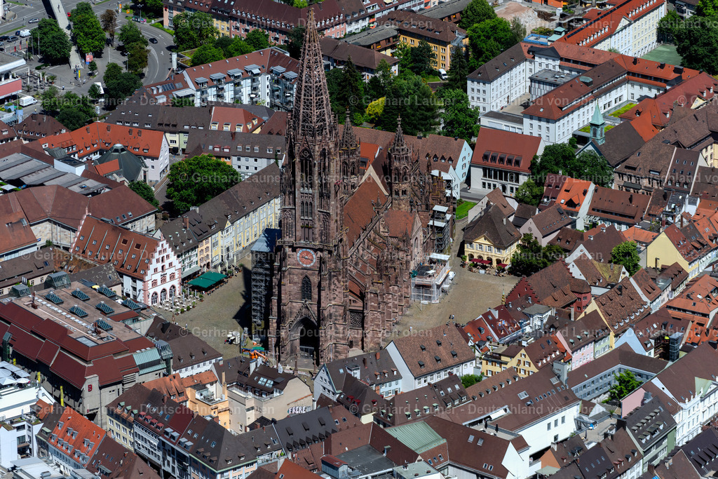 4033061 | FREIBURG IM BREISGAU 30.06.2020 Kirchengebäude des Münster " Freiburger Münster " an  Münsterplatz im Zentrum in Freiburg im Breisgau im Bundesland Baden-Württemberg, Deutschland. Weiterführende Informationen bei: Münsterfabrikfonds Freiburg. // Church building of the cathedral of " Freiburger Muenster " in the district Zentrum in Freiburg im Breisgau in the state Baden-Wurttemberg, Germany. Further information at: Muensterfabrikfonds Freiburg. Foto: Gerhard Launer