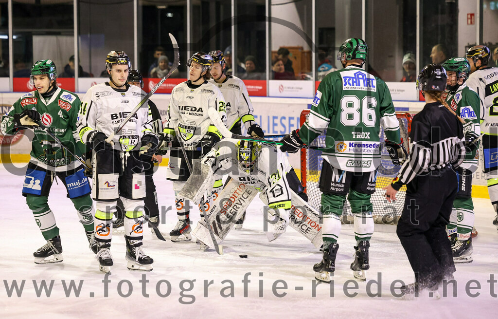 2024-02-02_109_TSV_Erding_gegen_ERSC_Amberg | Erding, Deutschland, 02.02.2024:
Eishockey, Bayernliga Vorrunde 2023 / 2024, 30. Spieltag, TSV Erding gegen ERSC Amberg, Endergebnis: 1:0

Paul Wallek (Erding Gladiators, #44), Torwart Timon Bätge (ERSC Amberg, #31), Michael Trox (Erding Gladiators, #86), Erik Modlmayr (Erding Gladiators, #21)

Foto: Christian Riedel / fotografie-riedel.net