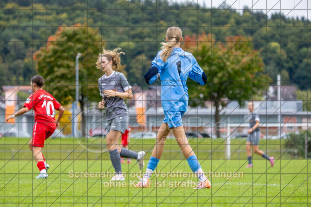 20251004_142146_0270 | #,1.FC Donzdorf (rot) vs. FC Freiburg-St. Georgen (grau), Fussball, EnBW-Oberliga B -Juniorinnen, 04. Spieltag, Saison 2025/2026, Rasenplatz, Lautertal Stadion, Süßener Straße 16, 73072 Donzdorf, 04.10.2025 - 14:00 Uhr,Foto: PhotoPeet-Sportfotografie/Peter Harich