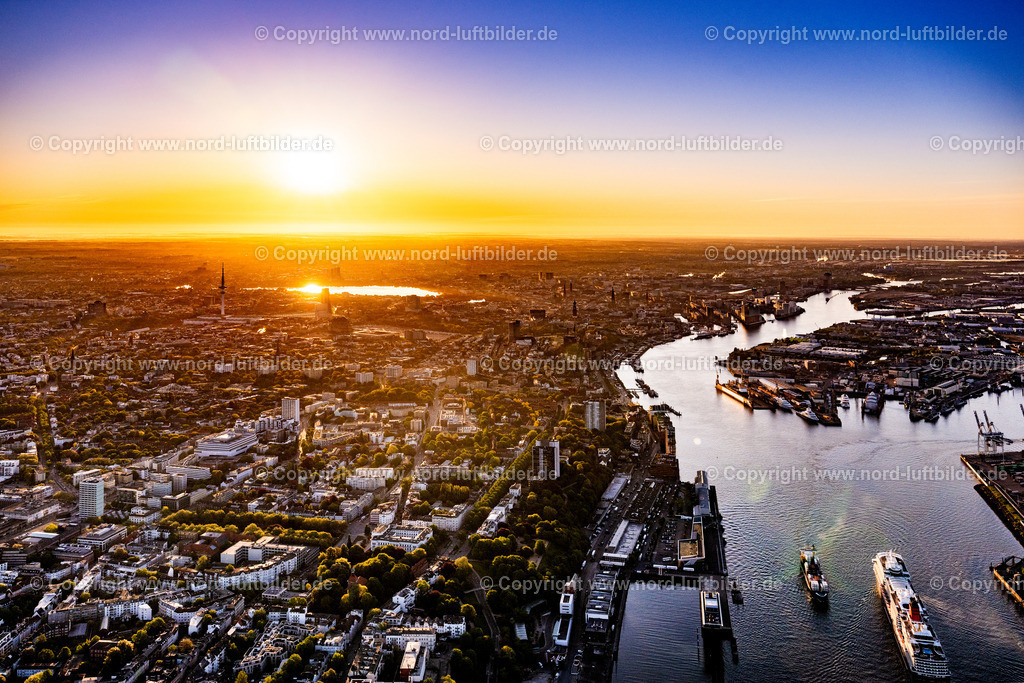 Hamburg_Altona_Hafen_Im_Sonnenaufgang_ELS_0023090525 | HAMBURG 09.05.2025 Sonnenaufgang über dem Innenstadt- Stadtzentrum im Ortsteil Altonaer Fischmarkt in Hamburg, Deutschland. // Sunrise over the inner city center in the district Altonaer Fischmarkt in Hamburg, Germany. Foto: Martin Elsen