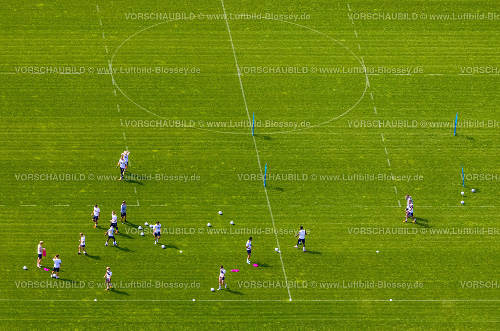Dortmund220704022 | Luftbild, BVB Trainingszentrum, Adi-Preißler-Allee, Fußballfeld und Fußballspieler beim Training, Brackel, Dortmund, Ruhrgebiet, Nordrhein-Westfalen, Deutschland