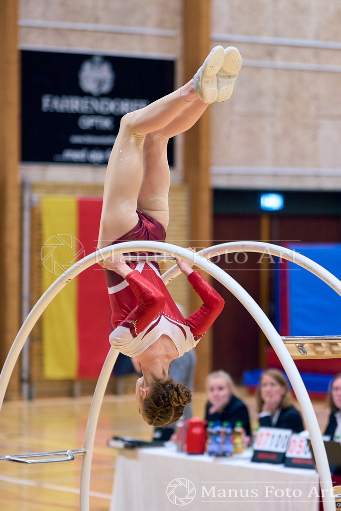 2024-11-09-4-D-DSC03056 | Professionelle Sportfotografie in Hamburg, Schleswig-Holstein und Niedersachsen – spezialisiert auf Rhönrad, Geräteturnen, Leistungsturnen und rhythmische Sportgymnastik. Bundesweite Begleitung von Rhönrad-Events. Jetzt Sport-Fotos - Realisiert mit Pictrs.com