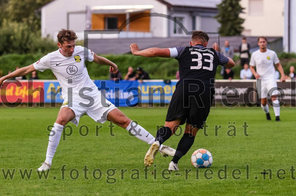 2023-08-08_088_FC_Moosinning_gegen_FC_Langengeisling | Moosinning, Deutschland, 08.08.2023:
Fußball, Bezirksliga Oberbayern Ost 2023 / 2024, 3. Spieltag, FC Moosinning gegen FC Langengeisling, Endergebnis: 0:4

Florian Jakob (FC Moosinning, #10), Hannes Dornauer (FC Langengeisling, #33)

Foto: Christian Riedel / fotografie-riedel.net