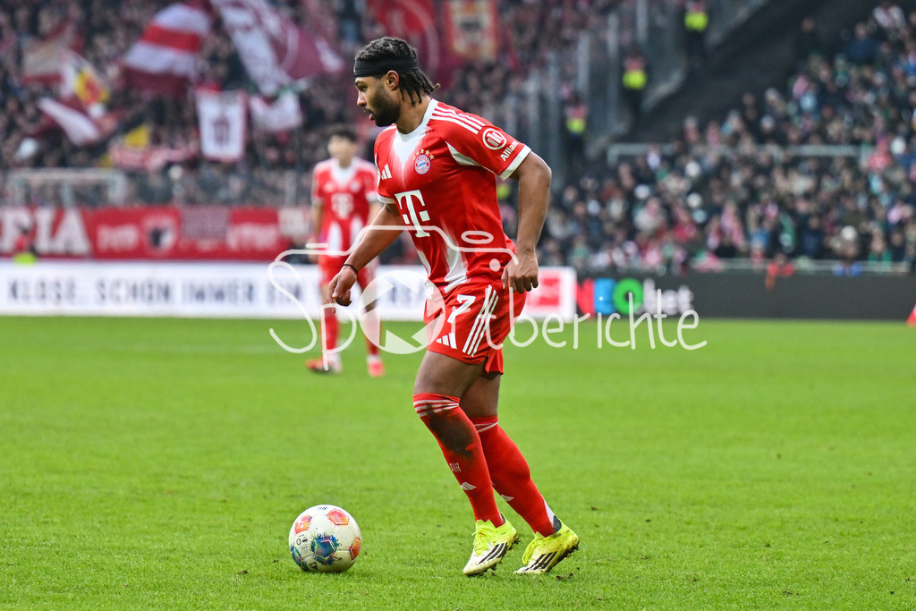 SV Werder Bremen - FC Bayern München | BREMEN, GERMANY - 14. FEBRUARY: am Ball Serge GNABRY (FC Bayern Munich 7) / Einzelfoto / Freisteller während dem Bundesligamatch zwischen dem SV Werder Bremen und dem FC Bayern München am 22. Spieltag im Weserstadion / DFL REGULATIONS PROHIBIT ANY USE OF PHOTOGRAPHS AS IMAGE SEQUENCES AND/OR QUASI-VIDEO