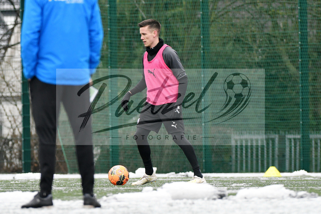 20200226_TRAOSN_0040 | Fussball, Herren: Thomas Konrad (VfL Osnabrueck) in Aktion, am Ball, Einzelaktion waehrend der Trainingseinheit des VfL Osnabrueck im Sportpark Illoshoehe am 26.02.2020 in Osnabrueck, Deutschland. - Realisiert mit Pictrs.com