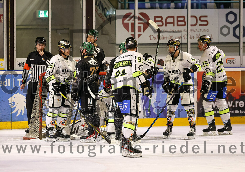 2024-02-16_045_TSV_Erding_gegen_ERSC_Amberg | Erding, Deutschland, 16.02.2024:
Eishockey, Bayernliga Playoffs 2023 / 2024, 1. Spieltag, TSV Erding gegen ERSC Amberg, Endergebnis: 1:2

Lukas Salinger (ERSC Amberg, #95), Leon Abstreiter (Erding Gladiators, #72)

Foto: Christian Riedel / fotografie-riedel.net