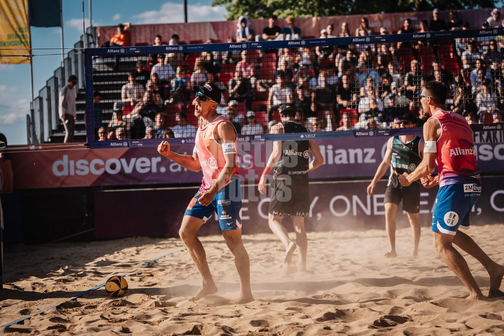 Beachvolleyball | Männer | Allianz German Beach Tour 2025 | Tourstop Düsseldorf | 09.05.2025 | v.l. Bennet Poniewaz und David Poniewaz jubeln
