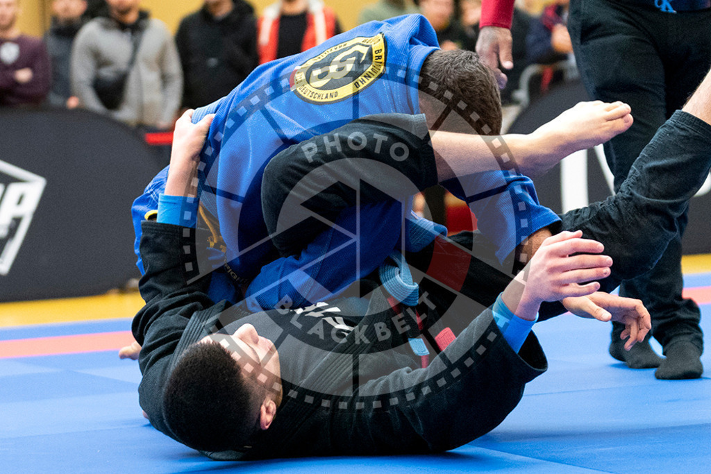 20231118PBB10164 | Fighters compete during the AJP Tour 600 Frankfurt Championship in Frankfurt/Main, Germany, on November 18, 2023.