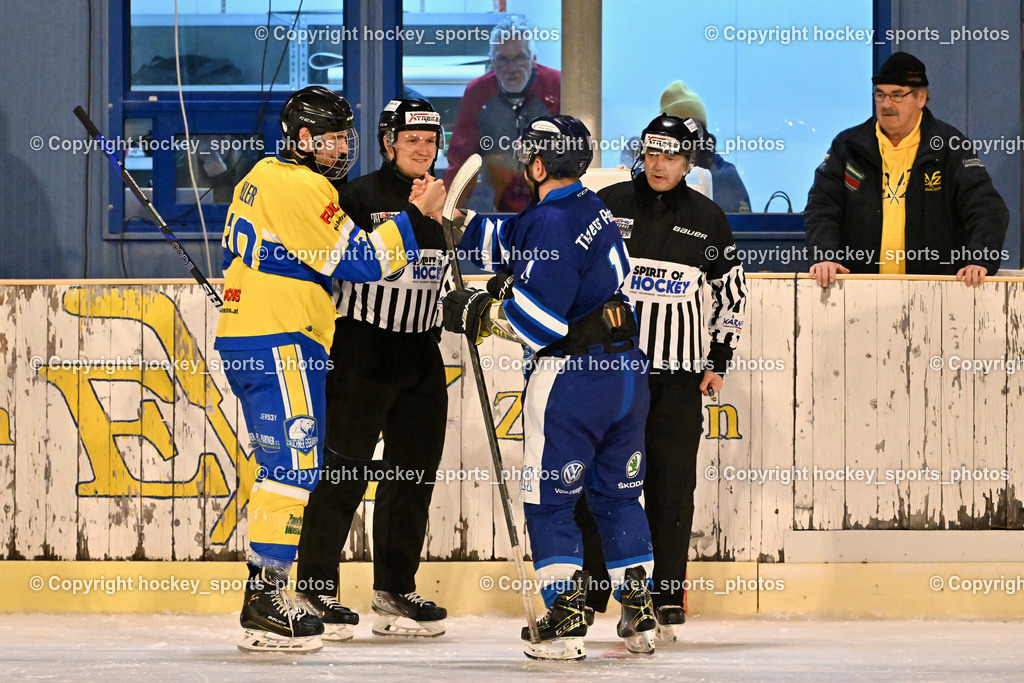 ELV Zauchen vs. EC Tigers Paternion  | #30 Müller Samuel ELV Zauchen, UNTERWEGER Dominik Referee, #11 Ott Marcel EC Tigers Paternion, ALTERSBERGER Roland Referee, ELV Zauchen vs. EC Tigers Paternion , ELV Zauchen vs. EC Tigers Paternion  am 02.01.2025 in Eisoval Zauchen (Stadthalle Villach), Austria, (Photo by Bernd Stefan)