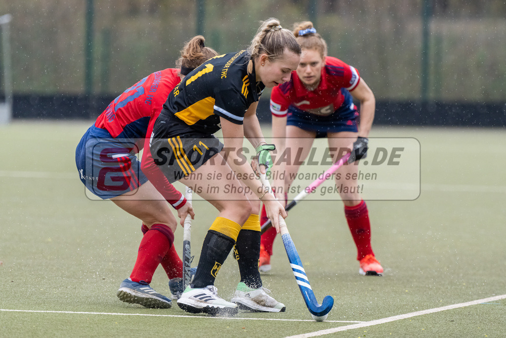 HK_20230401_106647 | 1. Bundesliga Damen Düsseldorfer HC - Harvestehuder THC  am 1.4.2023 DHC Düsseldorf, Düsseldorf , Schlüter Henriette ( Harvestehuder THC #11 ) , Maike Schaunig ( Düsseldorfer HC #21 )