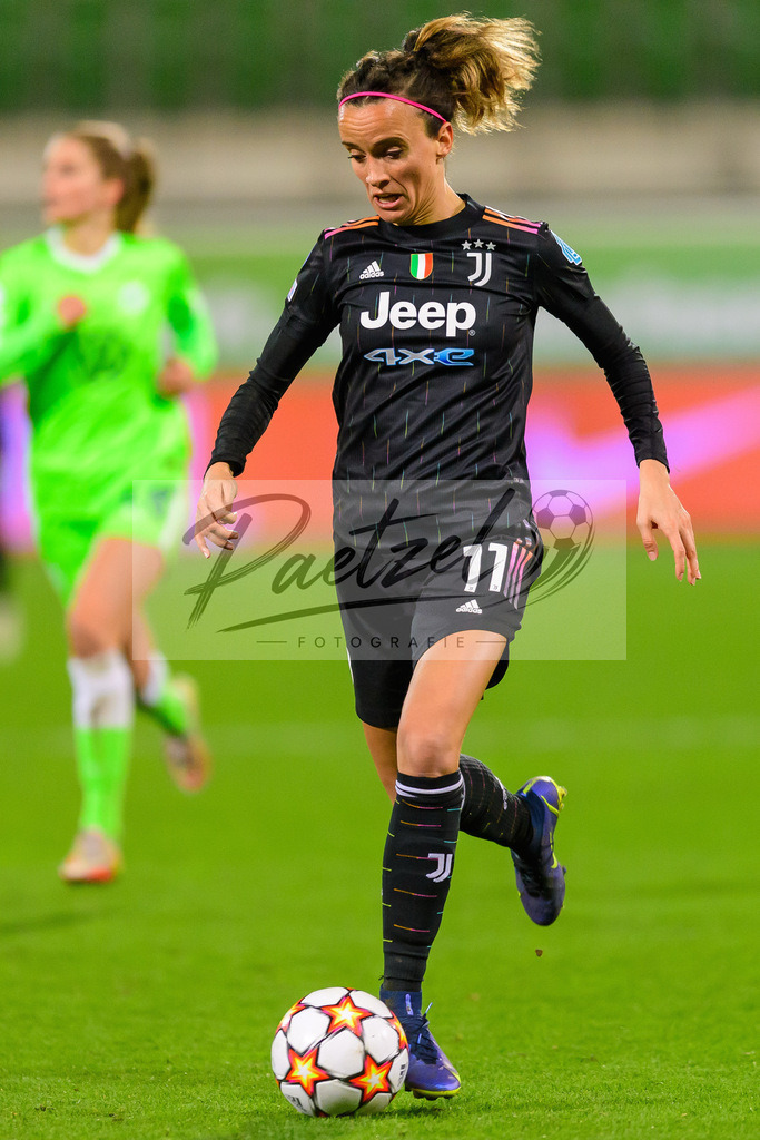 WOBJUV20211118_176 | Fussball, Frauen: Barbara Bonansea (Juventus FC) in Aktion, am Ball, Einzelaktion bei dem Spiel der UEFA Women´s Champions League zwischen VfL Wolfsburg und Juventus Turin im AOK-Stadion am 18.11.2021 in Wolfsburg, Deutschland. - Realisiert mit Pictrs.com