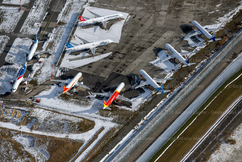 4044553 | HAMBURG 14.02.2021 Winterlich schneebedeckte Pandemiebedingt auf den Freiflächen und Parkpositionen abgestellte Neuflugzeuge A320 - A321 in den jeweiligen Kundenlackierungen im Werftgelände der Airbus SE im Ortsteil Finkenwerder in Hamburg, Deutschland. // Wintry snowy due to the pandemic, new aircraft A320 - A321 in the respective customer liveries parked in the open spaces and parking positions in the Airbus SE shipyard premises in the Finkenwerder district in Hamburg, Germany. Foto: Gerhard Launer