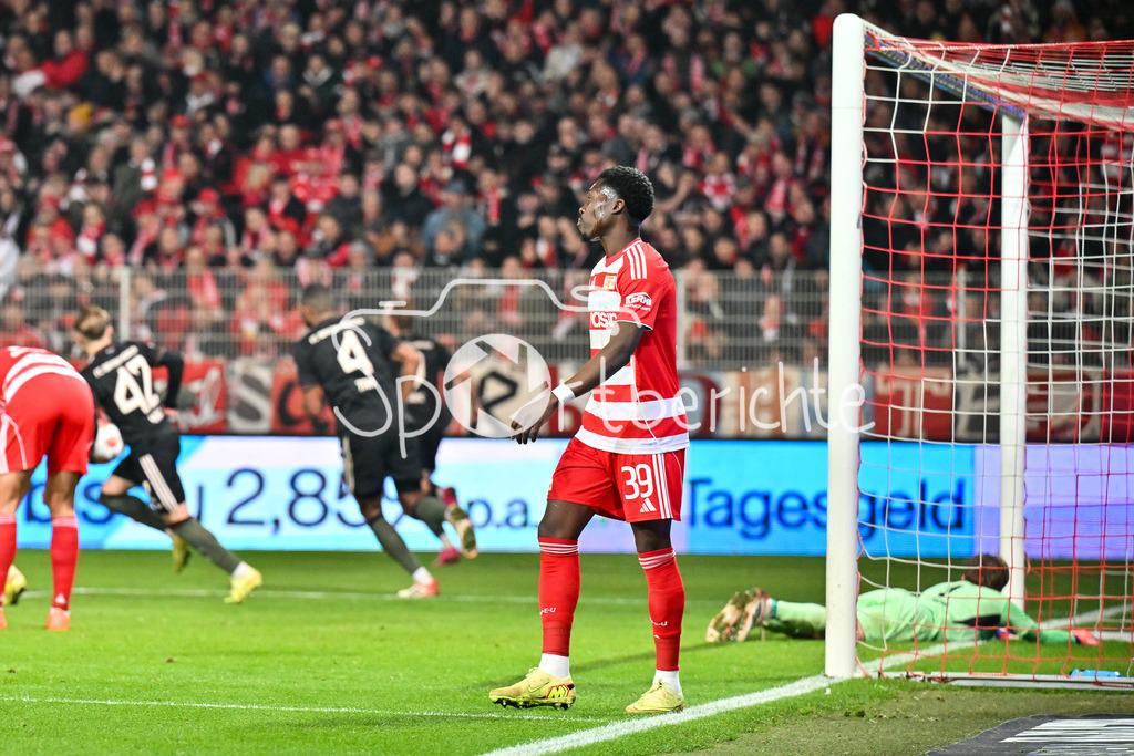 1. FC Union Berlin - FC Bayern München | berlin, DEUTSCHLAND - 8. NOVEMBER: nach dem Ausgleich zum 2-2 von Harry KANE (FC Bayern Munich 9) ist Derrick KÖHN (Union Berlin 39) und Frederik RÖNNOW (Union Berlin 1) enttäsucht - Tor / Torschuetze / Freude / Happy - während dem Bundesligamatch zwischen dem 1. FC Union Berlin und dem FC Bayern München am 10. Spieltag im Stadion an der alten Försterei am 8. November 2025 in Berlin, Germany / DFL REGULATIONS PROHIBIT ANY USE OF PHOTOGRAPHS AS IMAGE SEQUENCES AND/OR QUASI-VIDEO