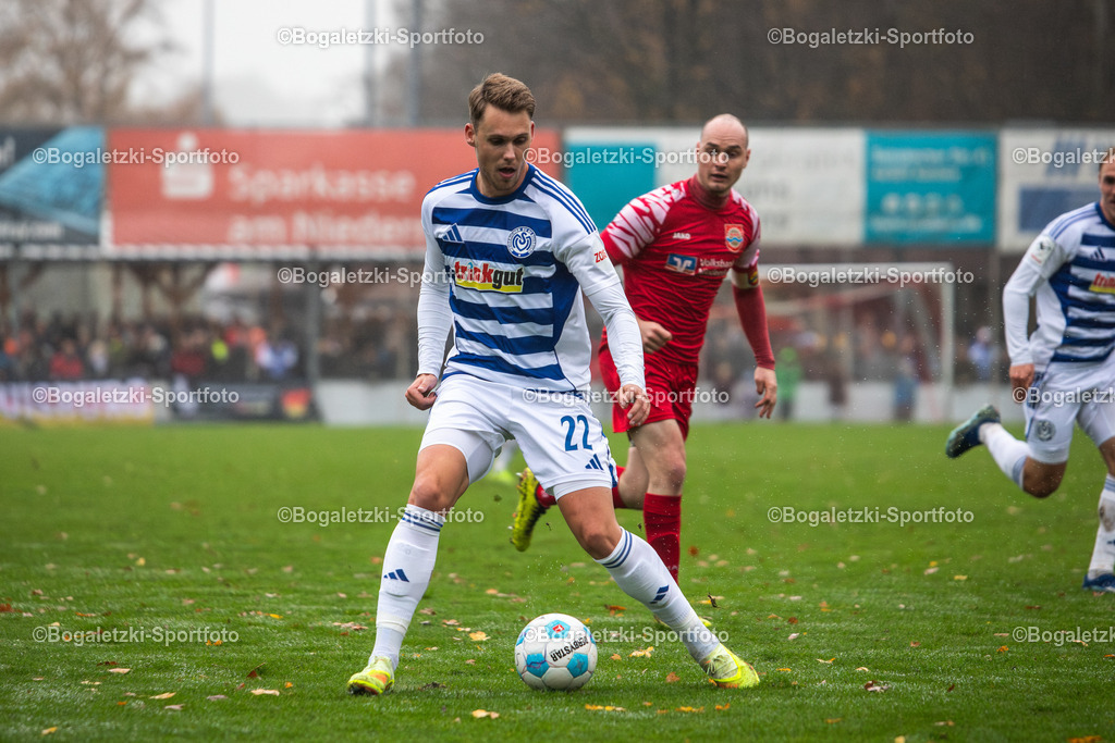 Fussball, Niederrheinpokal, SV Sonsbeck - MSV Duisburg, 16.11.2025, Willy-Lemkens-Sportpark | 16.11.2025, Fussball, Niederrheinpokal, SV Sonsbeck - MSV Duisburg: Thilo Töpken (MSV Duisburg #22) - Realisiert mit Pictrs.com