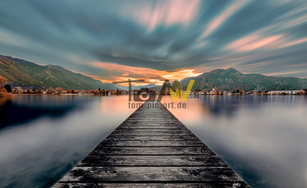 Fantastischer Sonnenuntergang am Tegernsee-langer Holzsteg  | Ein herbstlicher idylischer Sonnenuntergang. Bedingt durch die hohe Belichtungszeit , kommt diese einzigartige Wolkenstruktur zustande - Realisiert mit Pictrs.com