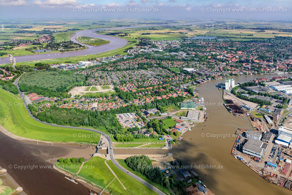 Leer_ELS_7482110621 | LEER (OSTFRIESLAND) 11.06.2021 Hafenanlagen am Ufer des Fluß- Verlaufes der Leda und Ems in Leer (Ostfriesland) im Bundesland Niedersachsen, Deutschland. // Port facilities on the banks of the river course of the Leda and Ems in Leer (Ostfriesland) in the state Lower Saxony, Germany. Foto: Martin Elsen