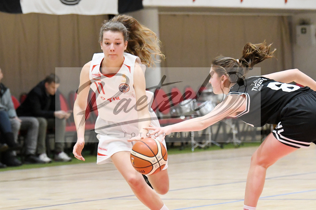 20200126_OSCTGN_0005 | Basketball, Juniorinnen: Marieke Köster (OSC Junior Panthers) und Jana Schnelle (TG Neuss Junior Tigers) im Zweikampf beim Spiel der WNBL zwischen OSC Junior Panthers vs. TG Neuss Junior Tigers am 26.01.2020 im Panthers Dome in Osnabrück, Deutschland.(Foto von Nico Paetzel) - Realisiert mit Pictrs.com