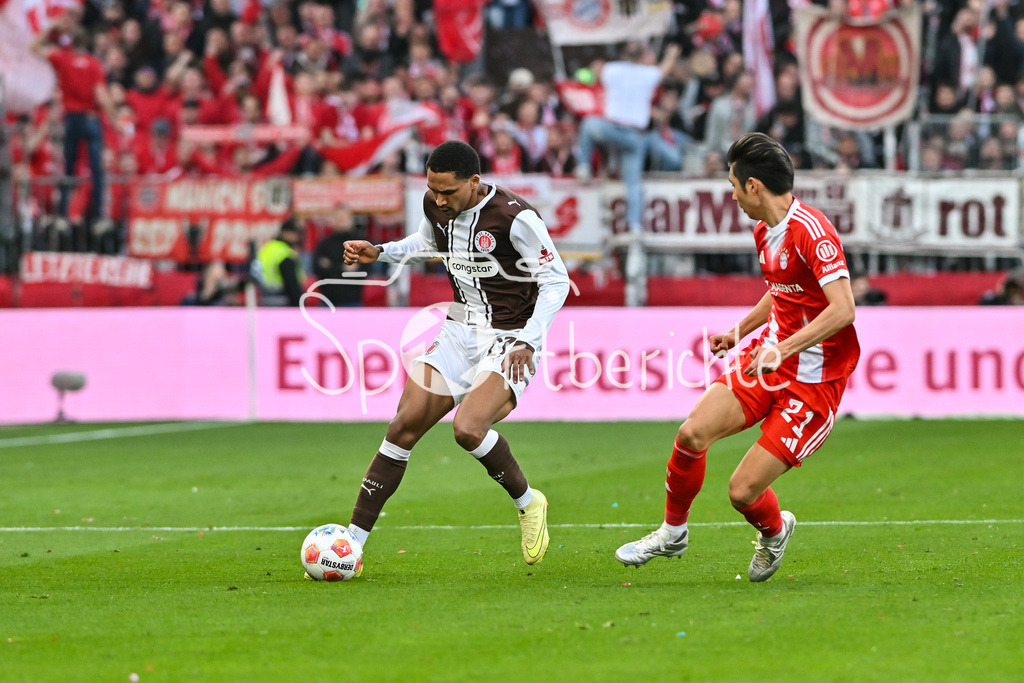 FC St. Pauli - FC Bayern München | ST. PAULI, DEUTSCHLAND - 11. APRIL: im Duell Andreas HOUNTONDJI (FC St. Pauli 27) und Hiroki ITO (FC Bayern Munich 21) während dem Bundesligamatch zwischen dem FC St. Pauli und dem FC Bayern München am 29. Spieltag im Millerntor Stadion / DFL REGULATIONS PROHIBIT ANY USE OF PHOTOGRAPHS AS IMAGE SEQUENCES AND/OR QUASI-VIDEO