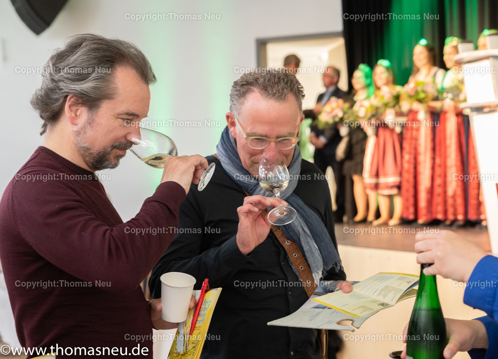 DSC_7980 | Der Bergsträßer Weintreff ist traditionell die Auftaktveranstaltung für den Bergsträßer Weinfrühling. Alljährlich April  bietet der Weintreff im Bürgerhaus Bensheim die einmalige Gelegenheit, fast 170 Bergsträßer Weine, Seccos und Sekte von 19 Weinbaubetrieben an einem Ort zu probieren. Nahezu alle Bergsträßer Betriebe sind vertreten und bieten ihre Spezialitäten an. Bild: Thomas Neu