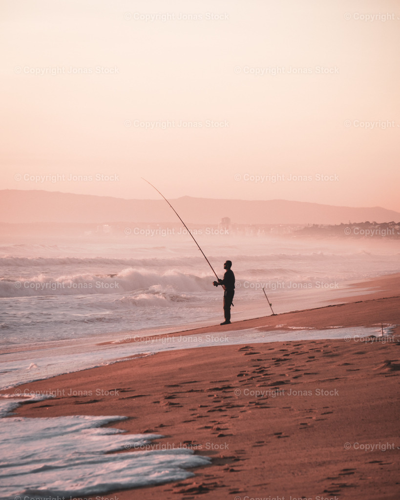 Sunset Fishing | A fisherman trying his luck during sunset on a portuguese beach.  - Realisiert mit Pictrs.com