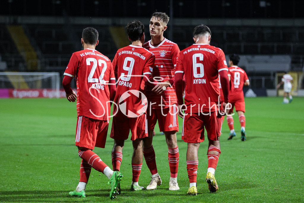 FC Bayern Amateure - 1. FC Nuernberg II | Die Amateure freuen sich ueber den Treffer zum 1-1 durch Lucas Copado Schrobenhauser (FCB #9)