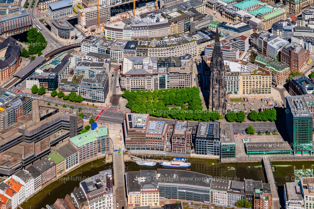 Hamburg_St_Nikolai_Kirche_Mahnmal_ELS_5176010525 | HAMBURG 01.05.2025 Ruine des Kirchengebäude des Mahnmals St. Nikolai im Ortsteil Altstadt in Hamburg, Deutschland. // Ruin of the church building of the St. Nikolai memorial in the Altstadt district in Hamburg, Germany. Foto: Martin Elsen