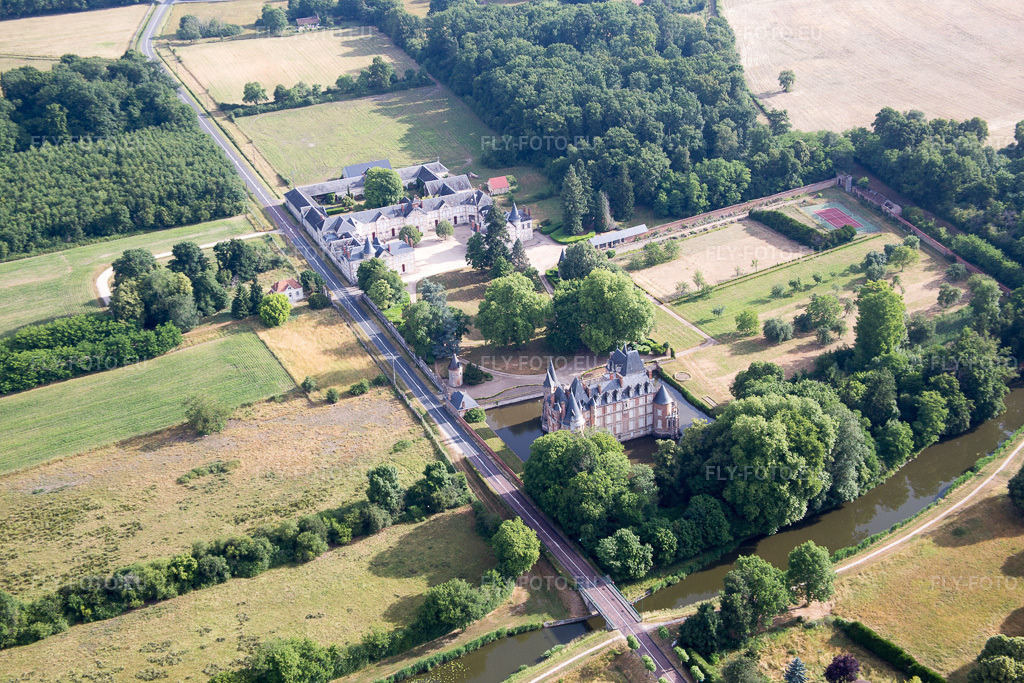 Vue aérienne: Vue de la ville à Combreux dans le département Loiret, France. Photo: IMG_082570.jpg prise le 21/06/2015 par Werner Riehm/FLY-FOTO.eu – Résolution de l'original: 5472 x 3648 px