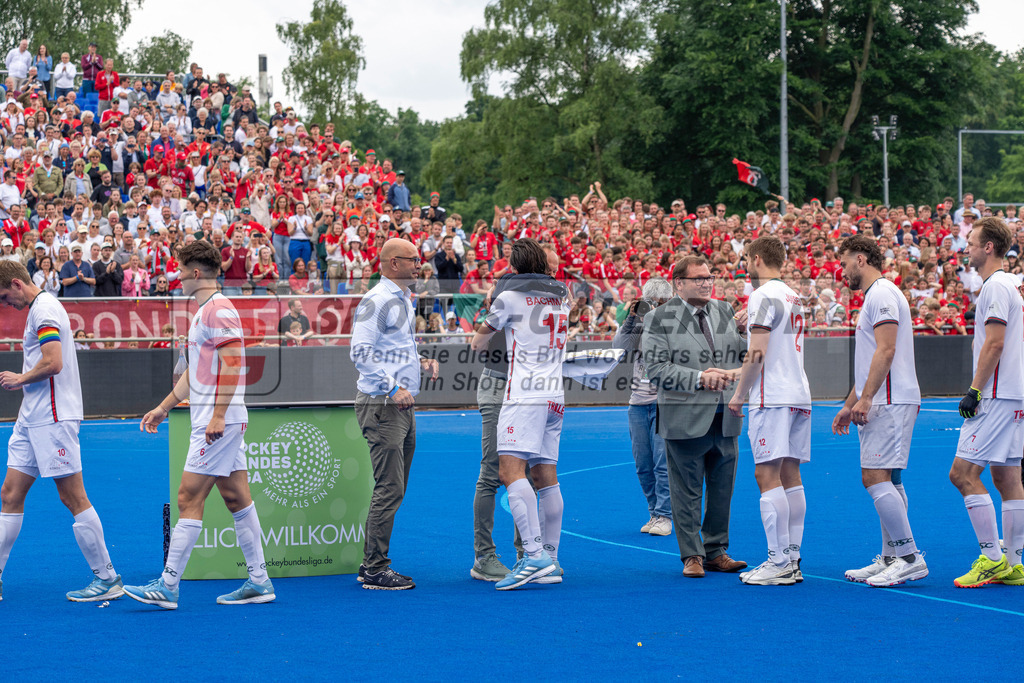 Final4_20250601-1528-HK108812 | Krefeld, Deutschland, 01.06.2025:  Feldhockey Final4 2025 – „Deutsche Feldhockey-Meisterschaften 2025“ Crefelder HTC - Rot-Weiss Köln (Finale Herren) im Gerd-Wellen-Hockeyanlage am 01.06.2025 in Krefeld, Deutschland. (Foto von Kramhöller/Fehrmann/Kaste)Krefeld, Germany, 01.06.2025: Feldhockey Final4 2025 – „Deutsche Feldhockey-Meisterschaften 2025“ Harvestehuder HTC - Düsseldorfer HC (Finale Damen) in Gerd-Wellen-Hockeyanlage at 01.06.2025 in Krefeld, Deutschland. (Foto from Kramhöller/Fehrmann/Kaste)