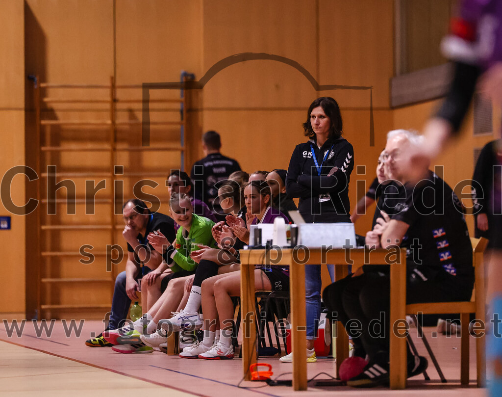 2025-02-15_045_SpVgg_Altenerding_gegen_MTV_Pfaffenhofen | Erding, Deutschland, 15.02.2025:Handball, Bezirksoberliga Frauen Altbayern 2024 / 2024, 14. Spieltag, SpVgg Altenerding gegen MTV Pfaffenhofen, Endergebnis: 27:23Trainer Grit Kschischow (SpVgg Altenerding)Foto: Christian Riedel / fotografie-riedel.net