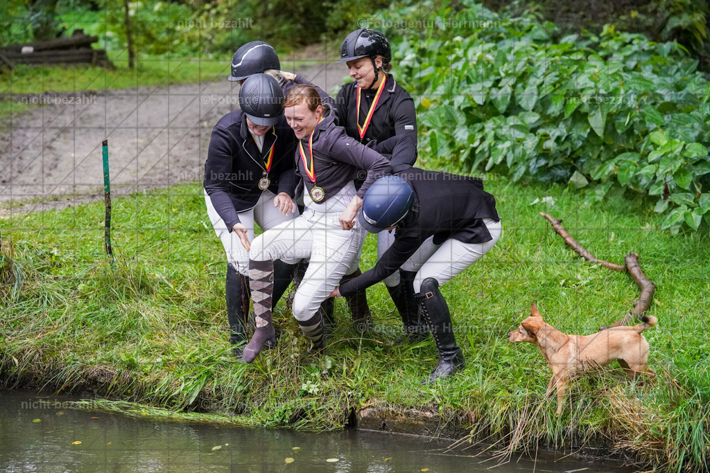 20221002-FAH09744 | Obberbayerische Meisterschaften Vielseitigkeit 2022, Schwäbische Meisterschaften Vielseitigkeit 2022, Mertingen, Schwaben, Bayern, Geländeturnier, Buschreiter, Turnierfotografen Bayern, Fotoagentur Herrmann,  Bayerische Meisterschaften VS Jun. / JR / Pony:, Turnierbilder, Pferdebilder, Turnierfotos, Pferdesortfotografie, Reitsportfotograf, Pferdeshooting